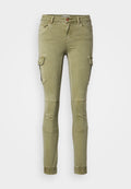 Olivengrüne Cargo-Hose mit einer figurschmeichelnden Passform, Seitentaschen, Rippdetails an den Knien und elastischen Bündchen an den Knöcheln.