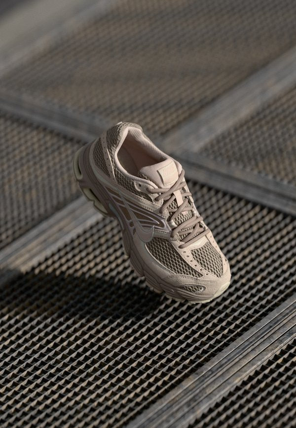Nike Sportswear AIR MAX MOTO 2K SE - Trainers - malt/silt red/phantom