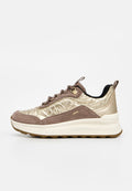 Brauner und goldener Sneaker in niedrigem Schnitt mit gesteppter Textur, dicker weißer Sohle, braunen Schnürsenkeln und Zuglaschen an Ferse und Zunge.