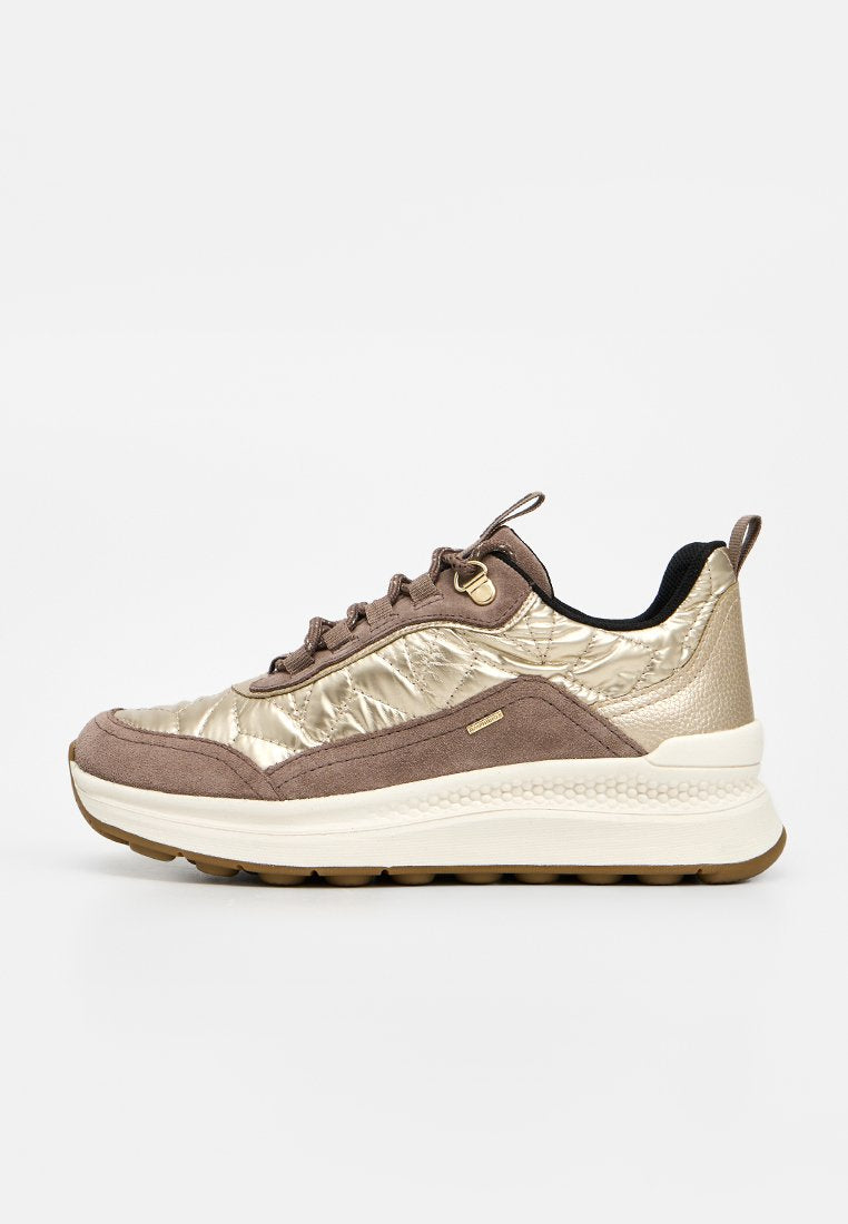 Brauner und goldener Sneaker in niedrigem Schnitt mit gesteppter Textur, dicker weißer Sohle, braunen Schnürsenkeln und Zuglaschen an Ferse und Zunge.