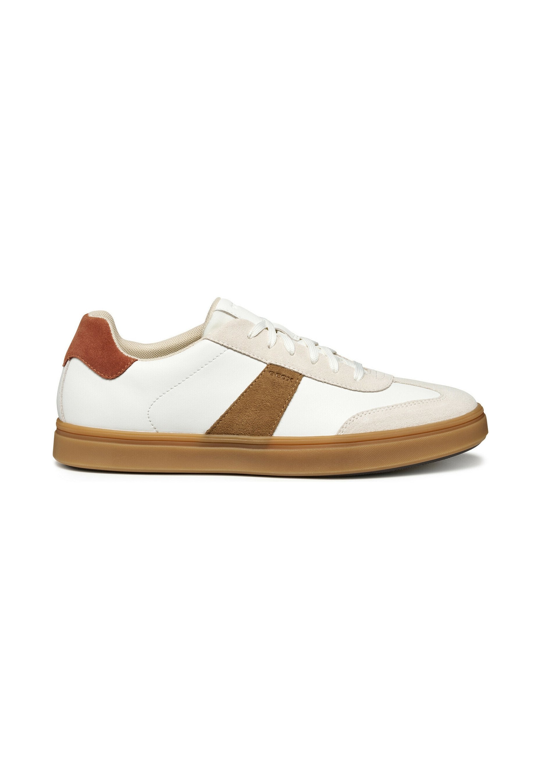 Weiße Sneaker mit tanfarbener Wildleder- und brauner Akzentverarbeitung. Obermaterial aus glattem Leder, runde Zehenpartie und Gummisohle. Schnürdesign mit genähten Details.