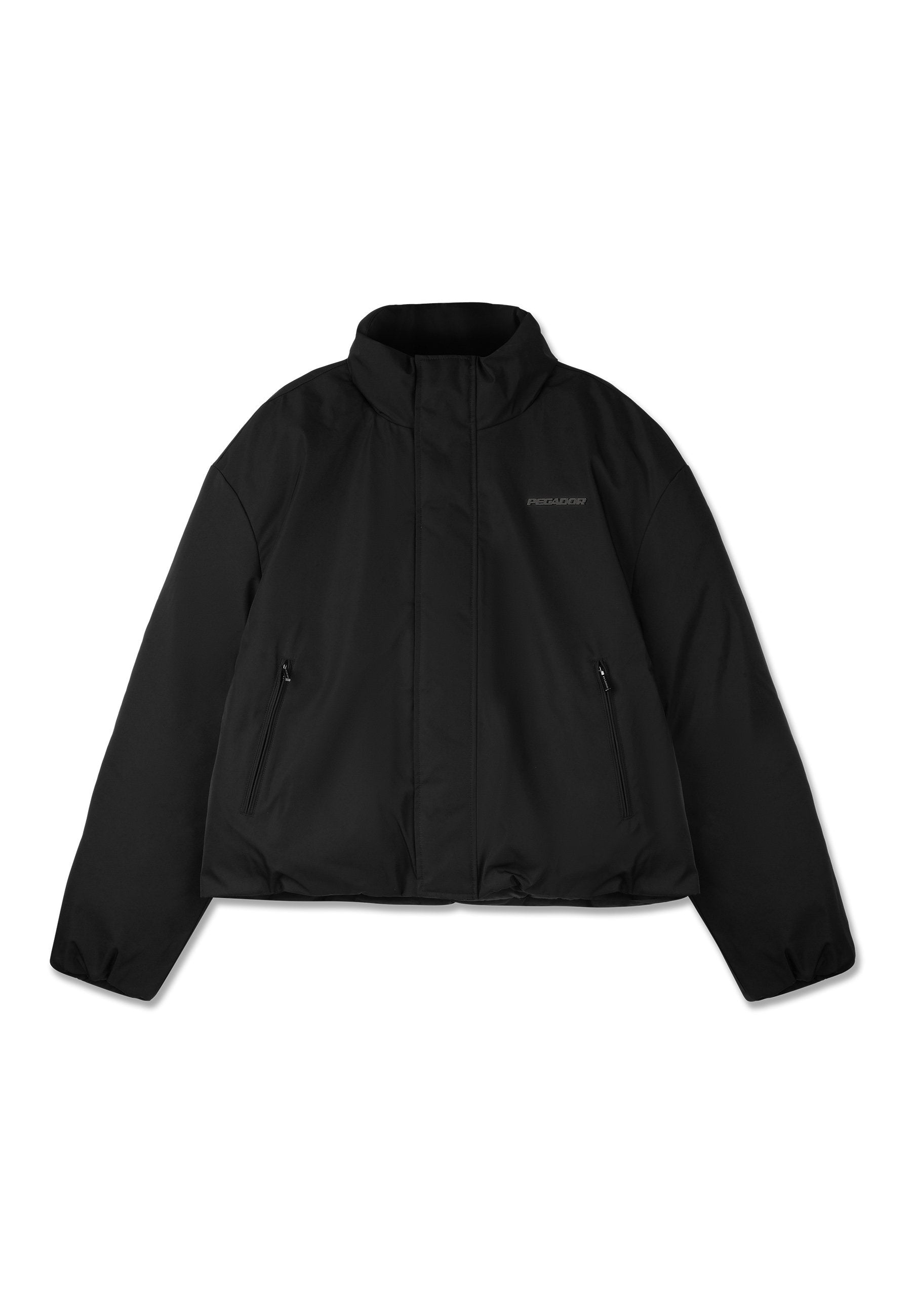 Schwarze Steppjacke mit hohem Kragen, seitlichen Reißverschlusstaschen und dezentem Logo auf der linken Brust, flach auf weißem Hintergrund dargestellt.