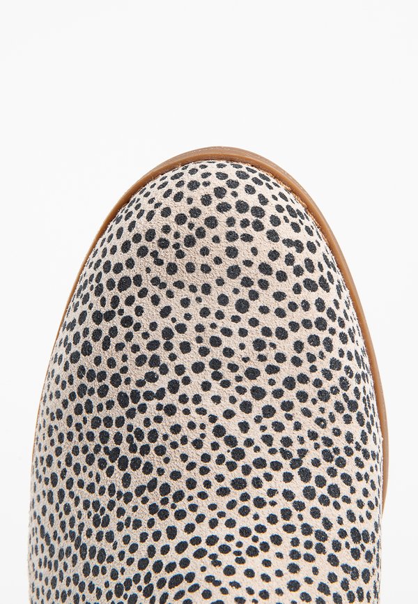 TOMS KALLIE