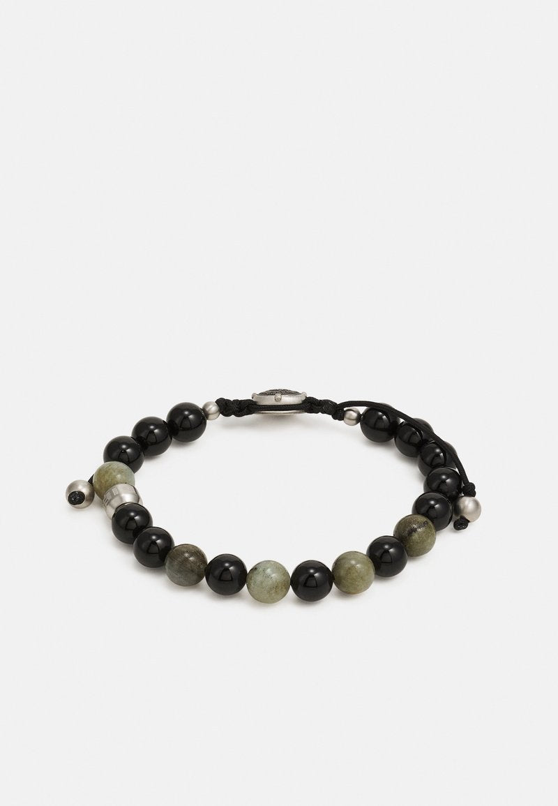 Schwarzes und grünes Perlenarmband mit glatten, runden Steinen, abwechselnden Farben, einem silbernen Verschluss und einem verstellbaren Band zur Größenanpassung.