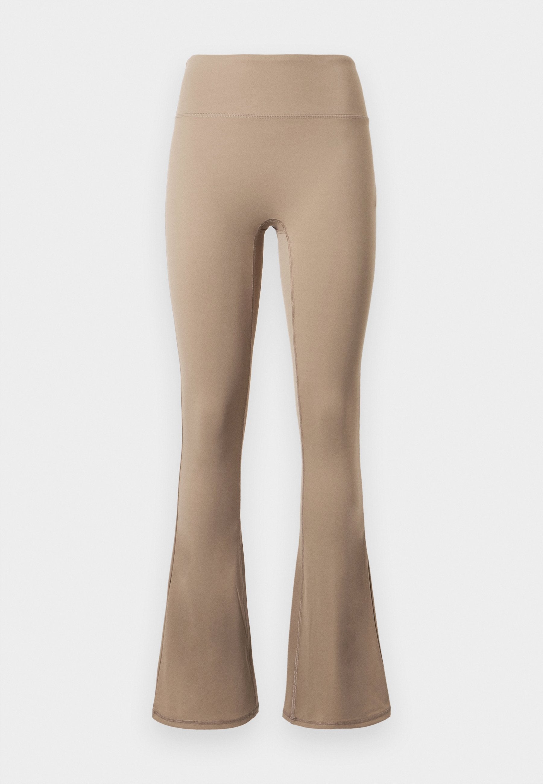 Beige, hoch taillierte Schlaghosen mit enger Passform und glattem Stoff, dargestellt vor einem schlichten hellen Hintergrund.