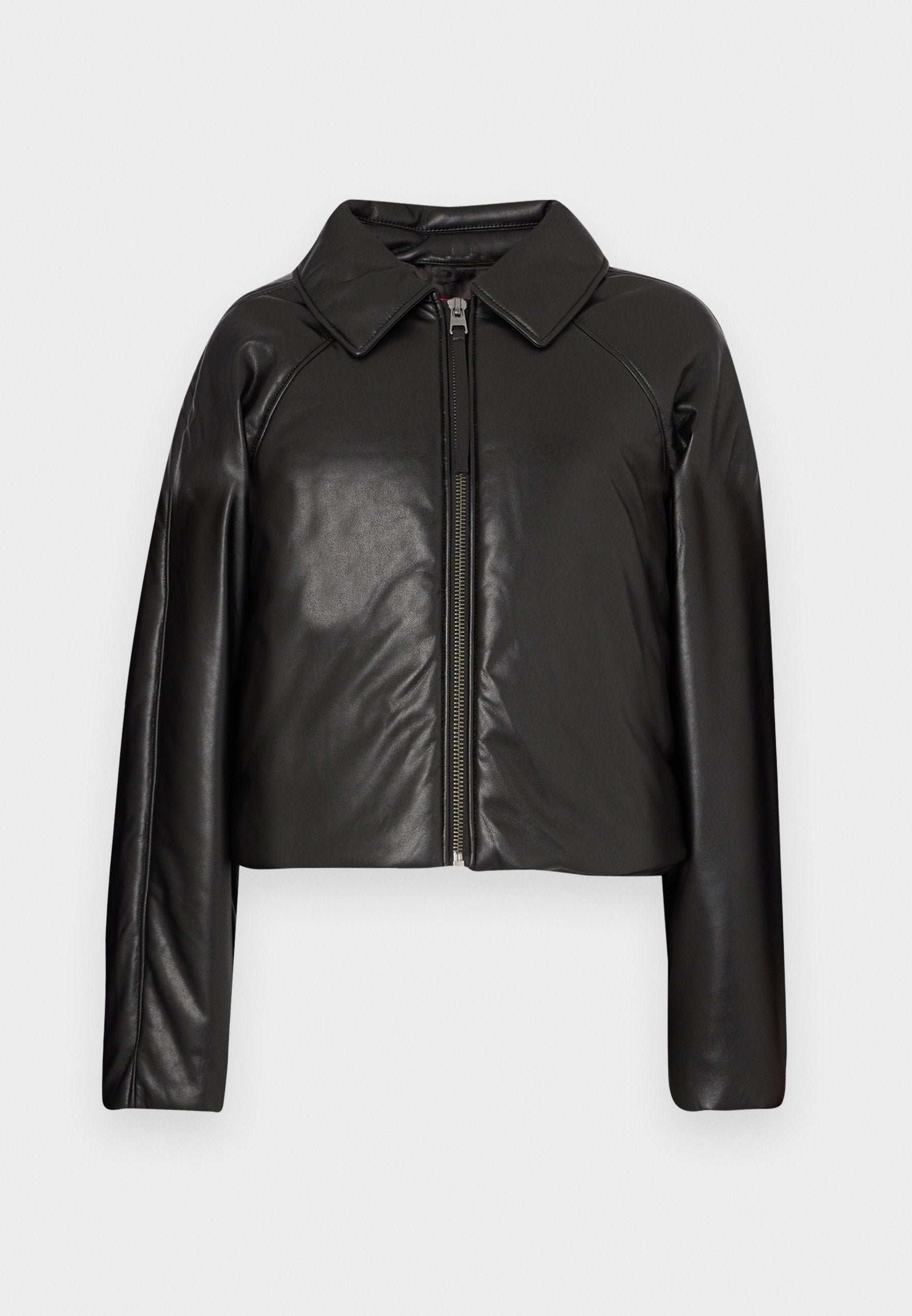 Schwarze Kunstleder-Cropped-Jacke mit Kragen und Reißverschluss. Mit langen Ärmeln und glatter, glänzender Textur.