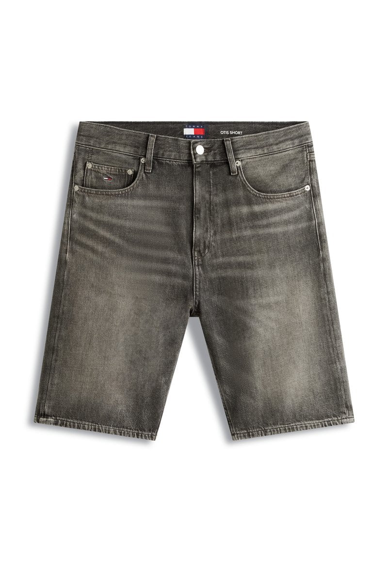Dunkelgraue Jeansshorts mit Front- und Münztaschen, Gürtelschlaufen und Knopfverschluss, flach auf weißem Hintergrund ausgelegt.