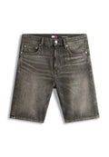 Dunkelgraue Jeansshorts mit Front- und Münztaschen, Gürtelschlaufen und Knopfverschluss, flach auf weißem Hintergrund ausgelegt.