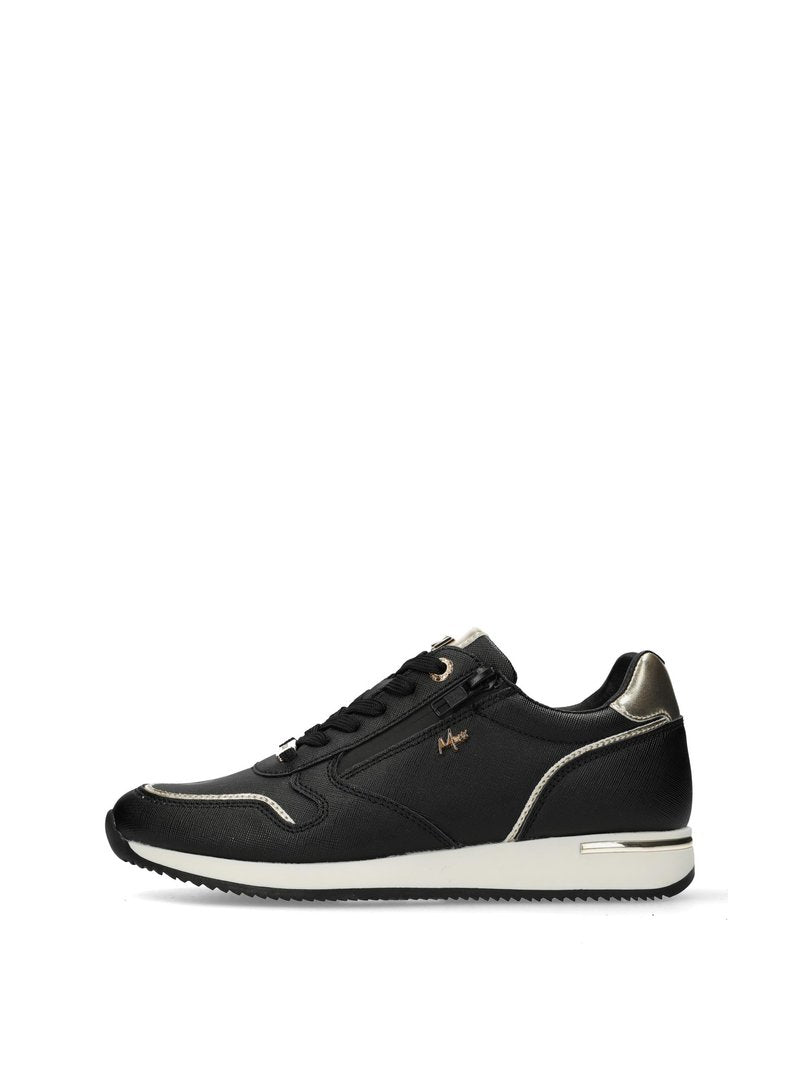 Schwarzer Sportschuh mit metallisch goldenen Akzenten, strukturiertem Kunstmaterial, Schnürdesign und Gummisohle mit einem kontrastierenden weißen Streifen.