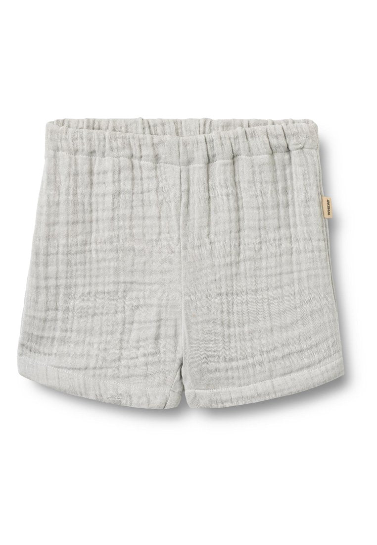 Hellgraue Baumwollshorts mit einer strukturierten, zerknitterten Optik. Verfügen über einen elastischen Bund und Saum, die eine lockere Passform gewährleisten.