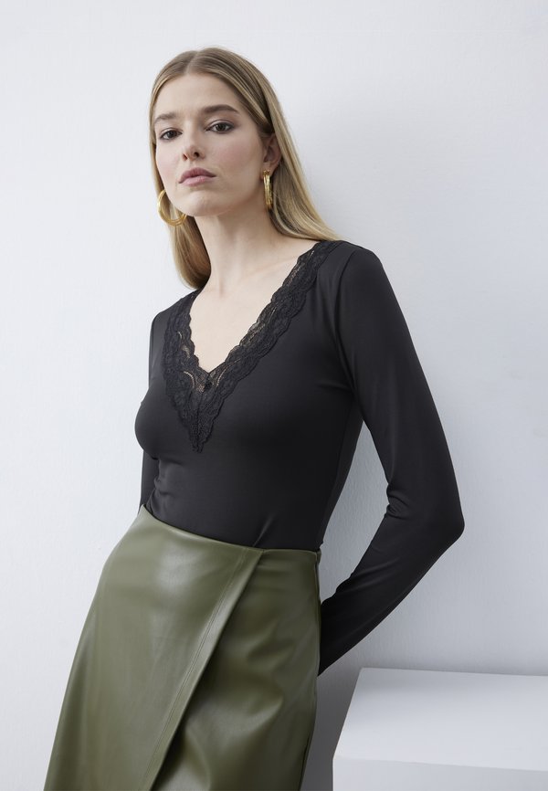 Anna Field