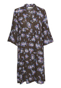 Braun-blumiges Kleid mit dreiviertellangen Glockenärmeln, V-Ausschnitt, gestuftem Design und blauen sowie lila Blumenmustern auf einem weichen Stoff.