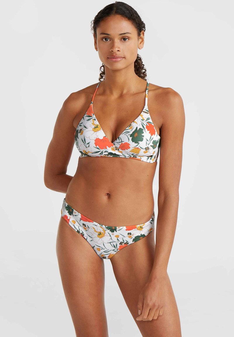 Blumen-Bikini-Set mit weißem Hintergrund und orangefarbenen sowie grünen Blumen, dreieckigem Oberteil mit dünnen Trägern und passendem, tief sitzendem Unterteil.