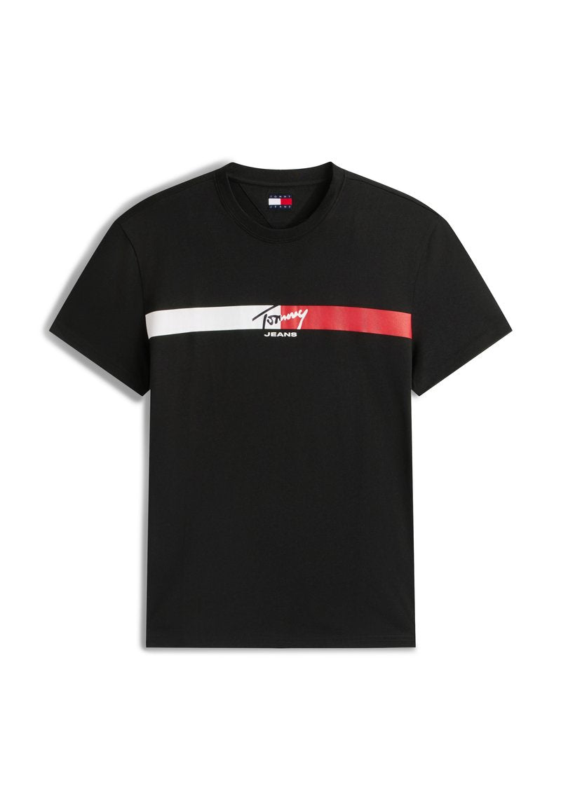 Schwarzes T-Shirt mit kurzen Ärmeln, einem horizontalen weißen und roten Streifen über der Brust und dem "Tommy Jeans"-Logo in der Mitte.