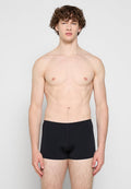 Schwarze Boxer-Shorts aus dehnbarem Stoff, mit enganliegendem Schnitt, glatter Textur und niedrigem Bund, ergänzt durch minimale Nahtdetails.