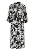 Schwarz-weißes Blumenkleid mit kragenförmigem Ausschnitt, halblangen Ärmeln und lockerer Passform. Das Muster zeigt große Blumen und wirbelnde Blätter.