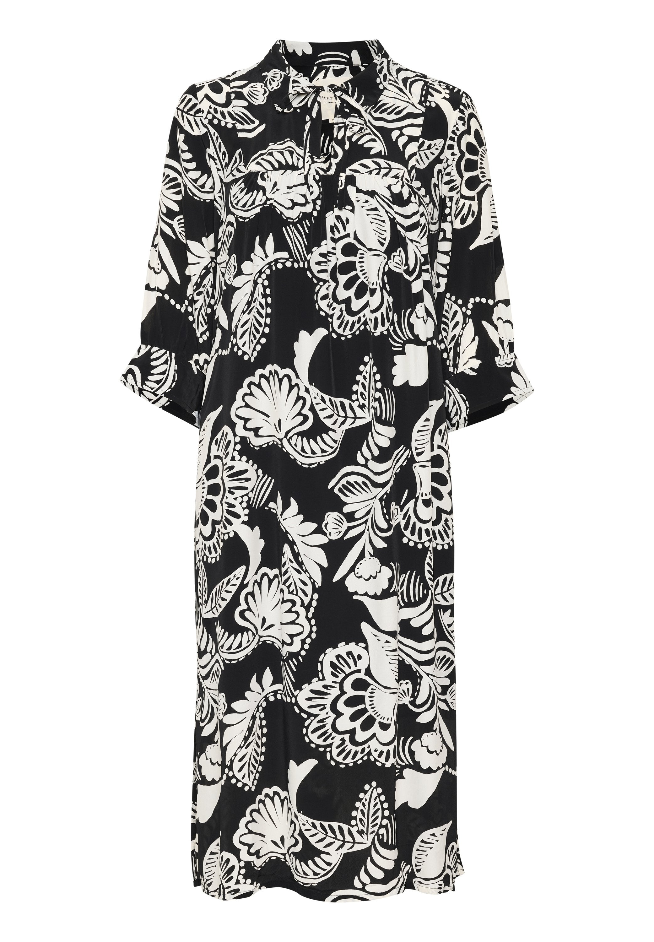 Schwarz-weißes Blumenkleid mit kragenförmigem Ausschnitt, halblangen Ärmeln und lockerer Passform. Das Muster zeigt große Blumen und wirbelnde Blätter.