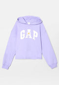 Fliederfarbener, kurz geschnittener Hoodie mit langen Ärmeln, der weiße GAP-Buchstaben und eine Margerite mit einem gelben Herzen in der Mitte auf der Brust zeigt.