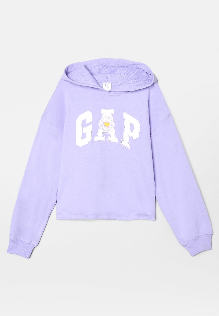 Fliederfarbener, kurz geschnittener Hoodie mit langen Ärmeln, der weiße GAP-Buchstaben und eine Margerite mit einem gelben Herzen in der Mitte auf der Brust zeigt.