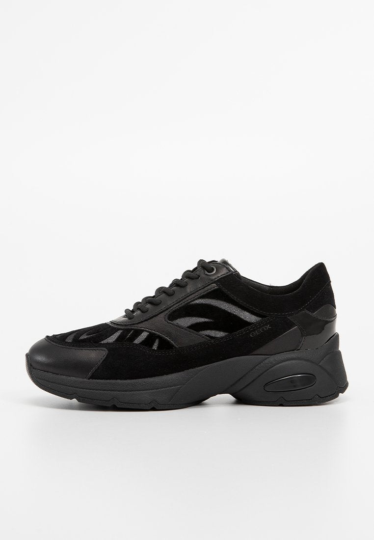 Schwarzer Sneaker mit einem Obermaterial aus Wildleder und Mesh, der über Ausschnitt-Designs, einen gepolsterten Kragen und eine Gummisohle mit sichtbarem Luftpolster verfügt.