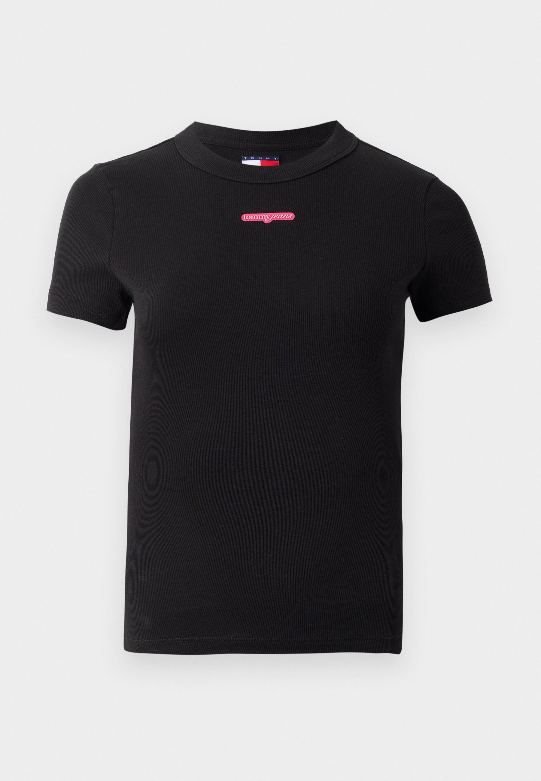 Schwarzes Rippenshirt aus Baumwolle mit rundem Halsausschnitt und kurzen Ärmeln. Auf der Brust befindet sich ein rotes "Tommy Jeans"-Logo.