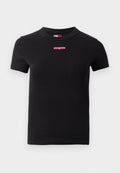 Schwarzes Rippenshirt aus Baumwolle mit rundem Halsausschnitt und kurzen Ärmeln. Auf der Brust befindet sich ein rotes "Tommy Jeans"-Logo.