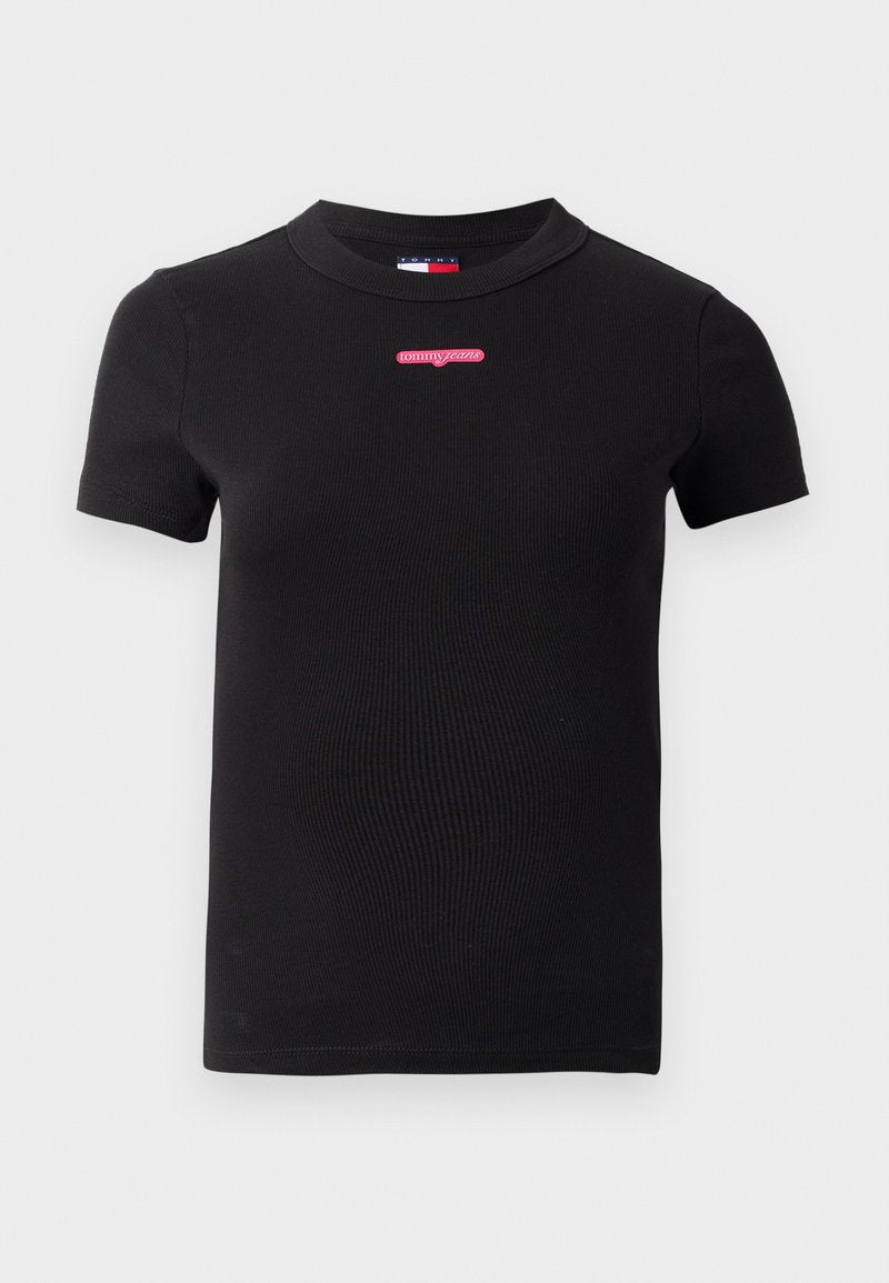 Schwarzes Rippenshirt aus Baumwolle mit rundem Halsausschnitt und kurzen Ärmeln. Auf der Brust befindet sich ein rotes "Tommy Jeans"-Logo.