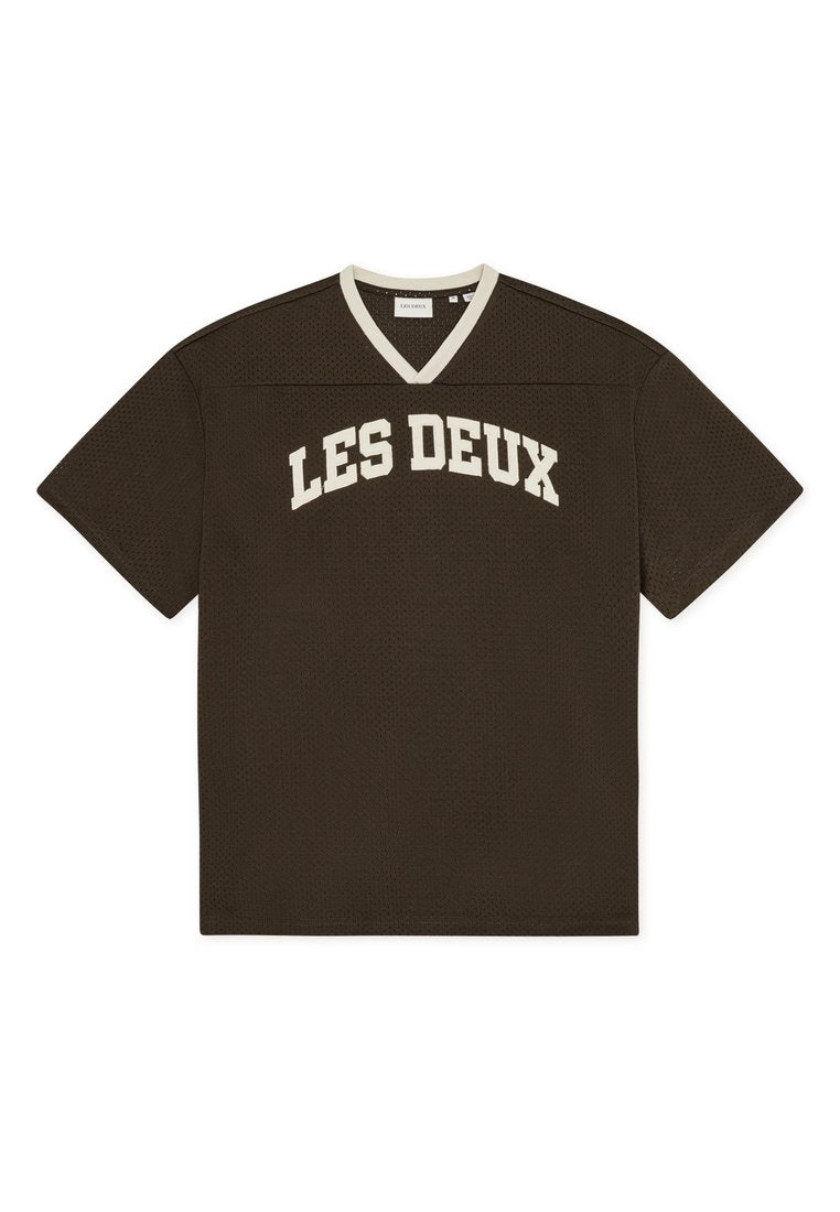 Braunes kurzärmeliges Trikot mit einem abgerundeten V-Ausschnitt, versehen mit weißem "LES DEUX"-Schriftzug auf der Brust und einer Netzstruktur.