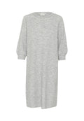 Hellgraues Strickkleid mit Rundhalsausschnitt, Dreiviertelärmeln und lockerer Passform. Weiche Textur und asymmetrischer Saum.