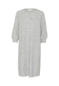 Hellgraues Strickkleid mit Rundhalsausschnitt, Dreiviertelärmeln und lockerer Passform. Weiche Textur und asymmetrischer Saum.