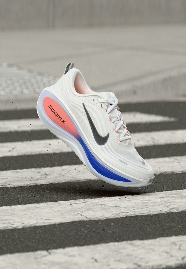 Nike Performance VOMERO PLUS - Road running shoes - white/black/atomic pink/racer blue/hydrogen blue/football grey