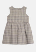 Ärmelloses Kleid aus leichtem Karostoff in Beige-, Blau- und Brauntönen. Mit gerafftem Taillenband und Spitzenbesatz entlang des Ausschnitts.