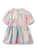 Kurzärmeliges, knöpfbares Kleid mit einem Patchwork-Design in Pastellfarben, mit verschiedenen Blumen- und Streifenmustern. Baumwollstoff.
