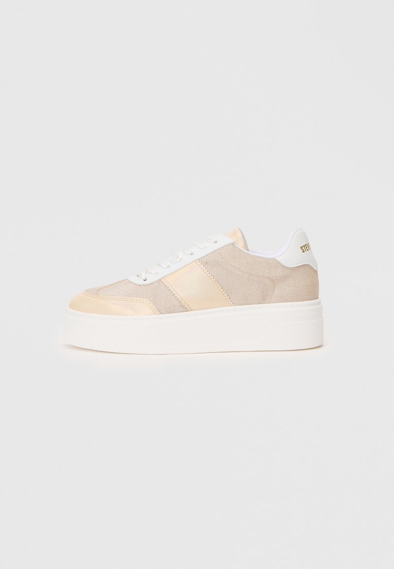 Beige und weiße Plateausneaker mit weißen Schnürsenkeln, Obermaterial aus strukturiertem Stoff und Markenlogo auf der Fersenschlaufe.