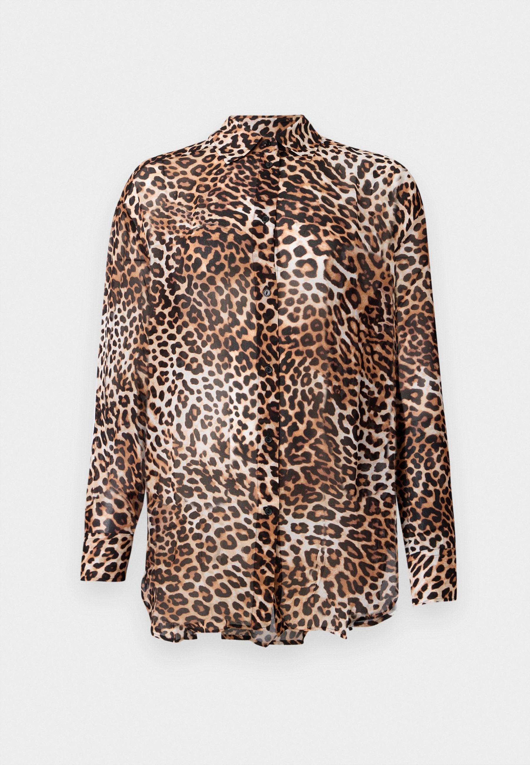 Langärmliges Button-Up-Hemd mit braunem und schwarzem Leopardenmuster auf hellem Hintergrund.