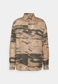 Braun und beige Langarmhemd mit einem Camouflage-Muster, mit einer durchgehenden Knopfleiste und klassischem Kragen. Hergestellt aus leichtem Stoff.