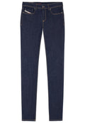 Dunkelblaue Jeans aus Denim mit schmaler Passform, Fünf-Taschen-Design, kontrastierendem gelbem Nähgarn und einem Reißverschluss mit Knopfverschluss.