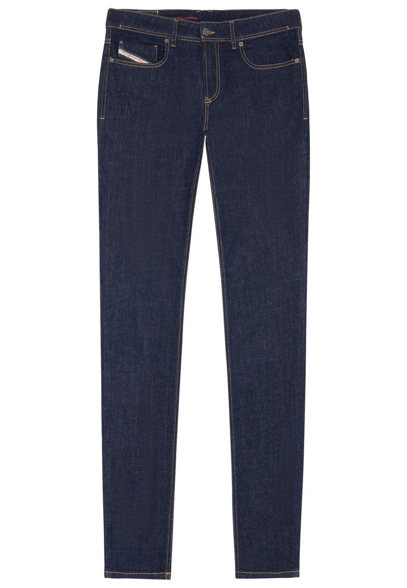 Dunkelblaue Jeans aus Denim mit schmaler Passform, Fünf-Taschen-Design, kontrastierendem gelbem Nähgarn und einem Reißverschluss mit Knopfverschluss.