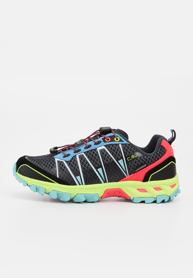 Schwarzer wasserdichter Trailrunning-Schuh mit blauen, roten und neongrünen Akzenten und robuster blauer Sohle auf weißem Hintergrund.
