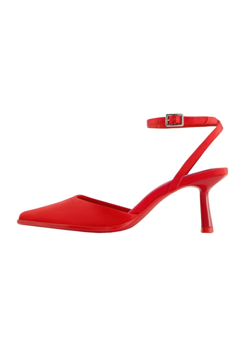 Rote Slingback-Pumps mit spitzem Zehenbereich, glattem Synthetikmaterial, schmalem Knöchelriemen mit Schnalle und Stiletto-Absatz.