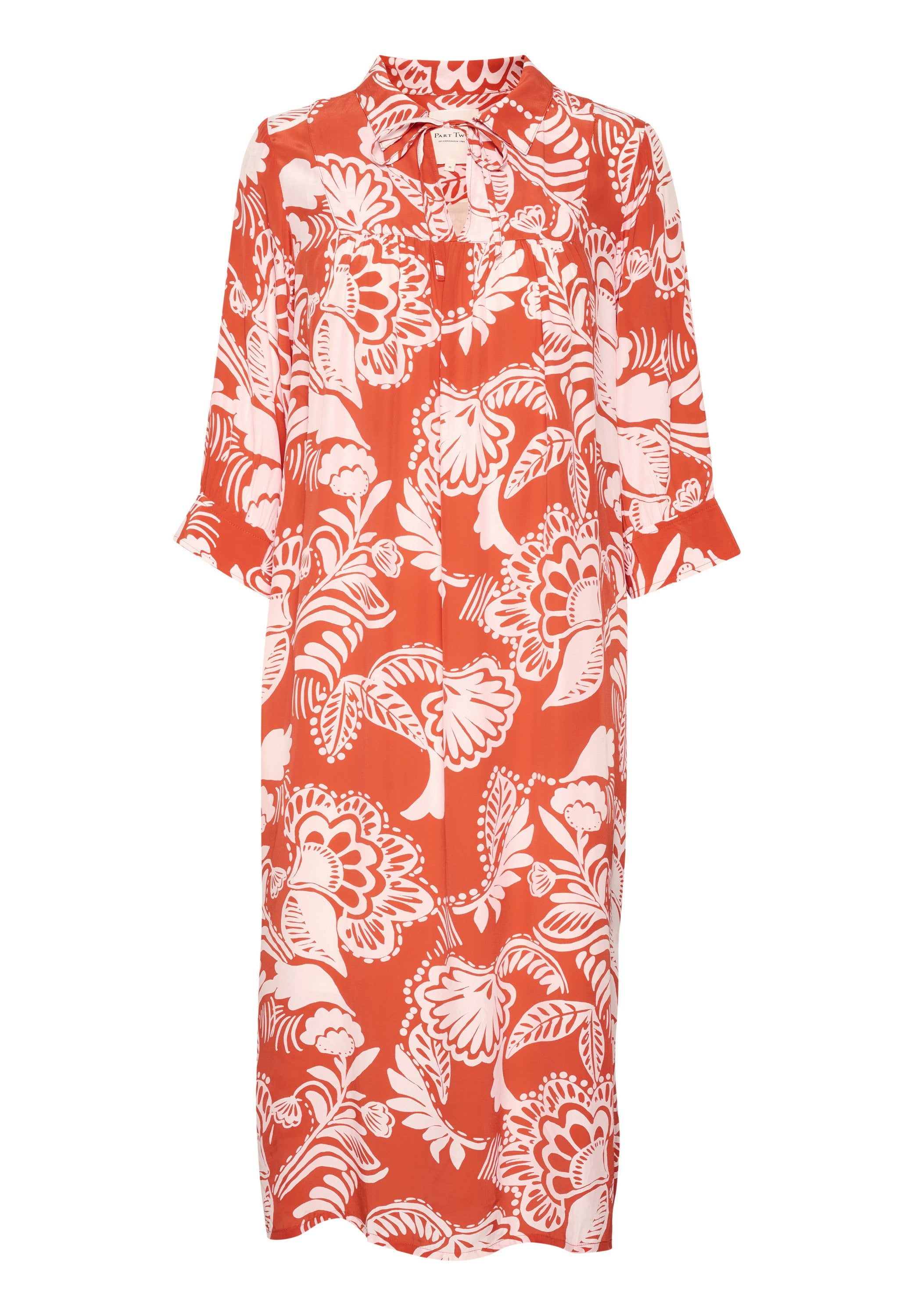 Rotes Blumenkleid mit großen weißen Blumenmustern, langen Ärmeln, einem Kragen und einer lockeren Passform, aus leichtem Stoff gefertigt.