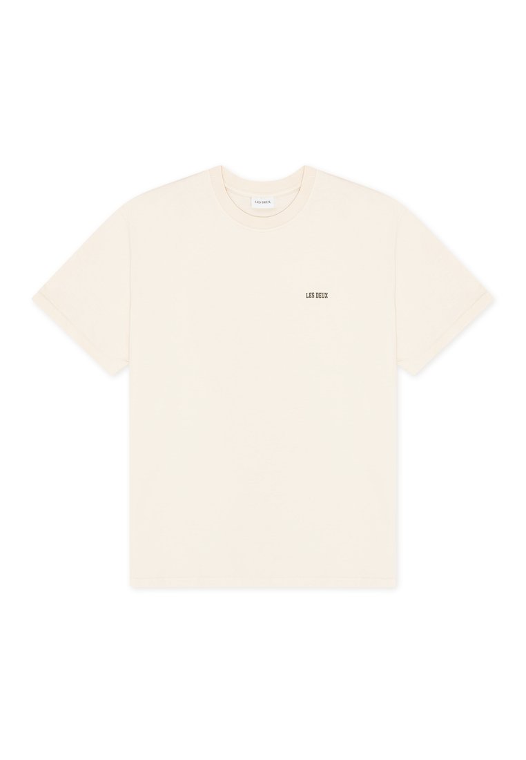 Cremefarbenes T-Shirt mit kurzen Ärmeln und Rundhalsausschnitt, mit kleinem schwarzem "LES DEUX"-Schriftzug auf der linken Brust.