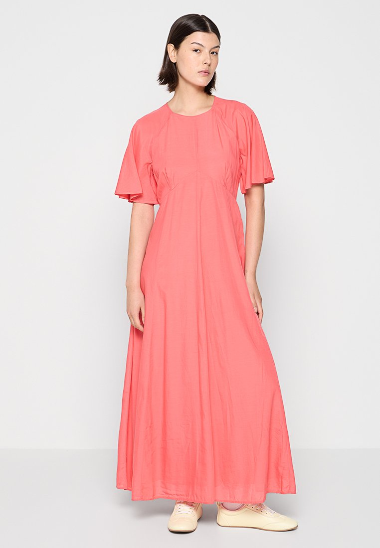 Korallenfarbendes, kurzärmliges Maxikleid mit lockerer Passform und subtilen Falten; aus leichtem Stoff gefertigt und hat eine glatte Textur.