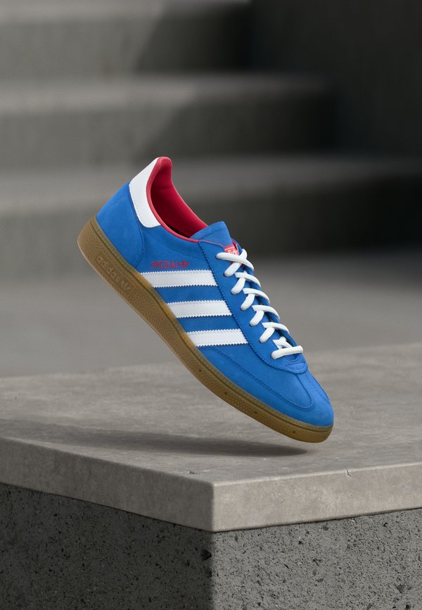 adidas Originals HANDBALL SPEZIAL MANCHESTER UNITED SHOES - Indoor football boots - team royal blue/footwear white/manchester united red