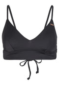 Schwarzer Bikini-Oberteil mit dreieckigen Cups, dünnen verstellbaren Trägern, einem Knotenverschluss vorne und einer subtilen strukturierten Oberfläche. Mit einem kleinen metallic Logo-Detail.