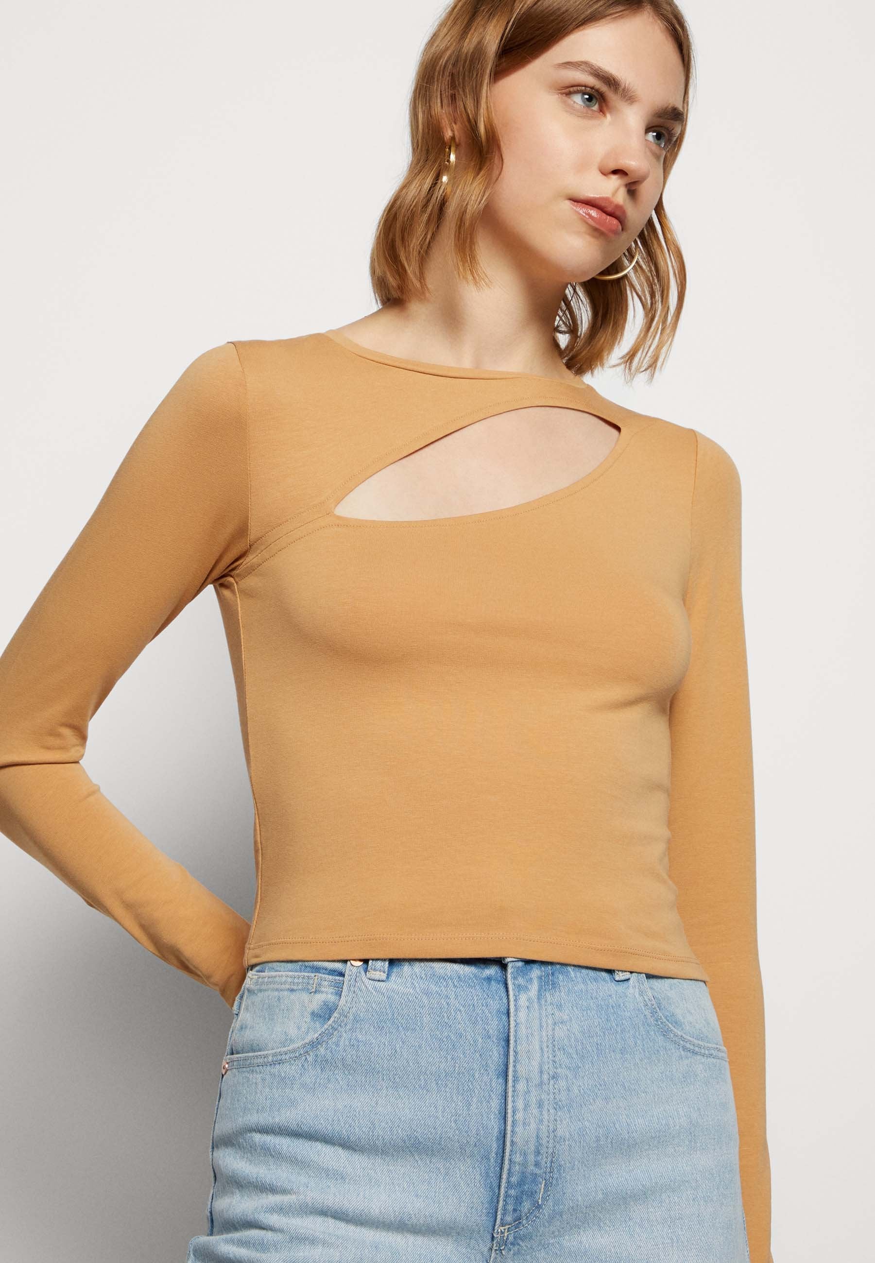 Hollister Co. DIAGONAL CUTOUT