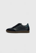 Marineblaue Sneaker aus Leder mit Wildlederakzenten, abgerundeter Zehenkappe und Gummisohle. Verfügen über tonale Nähte und ein Schnürdesign. Markenname auf der Seite geprägt.