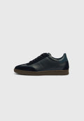 Marineblaue Sneaker aus Leder mit Wildlederakzenten, abgerundeter Zehenkappe und Gummisohle. Verfügen über tonale Nähte und ein Schnürdesign. Markenname auf der Seite geprägt.