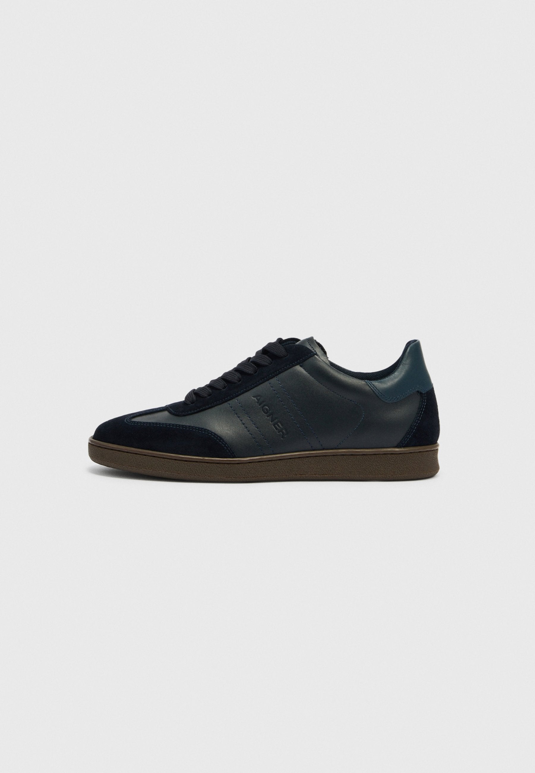 Marineblaue Sneaker aus Leder mit Wildlederakzenten, abgerundeter Zehenkappe und Gummisohle. Verfügen über tonale Nähte und ein Schnürdesign. Markenname auf der Seite geprägt.