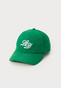 Grüne Baumwoll-Baseballmütze mit gebogenem Schirm, die auf der Vorderseite mit weißen, gestickten Buchstaben versehen ist und Belüftungslöcher auf der Oberseite hat.